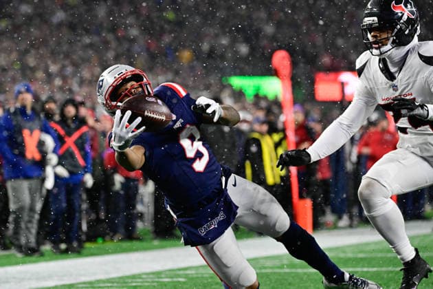 Jan 18, 2026; Foxborough, MA, USA; New England Patriots wide receiver Kayshon Boutte (9) makes a one handed catch for a touchdown against Houston Texans cornerback Derek Stingley Jr. (24) during the second half of the AFC divisional playoff round at Gillette Stadium, in Foxborough, Massachusetts. CSM Foxborough USA - ZUMAc04_ 20260118_faf_c04_040 Copyright: xEricxCanhax