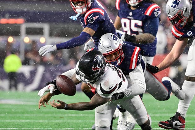 Jan 18, 2026; Foxborough, MA, USA; New England Patriots linebacker Elijah Ponder (91) stops Houston Texans running back Woody Marks (27) from recovering his fumble during the second half of the AFC divisional playoff round at Gillette Stadium, in Foxborough, Massachusetts. CSM Foxborough USA - ZUMAc04_ 20260118_faf_c04_047 Copyright: xEricxCanhax