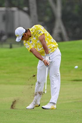 HONOLULU, HI - JANUARY 18: Hideki Matsuyama (JPN) hits his approach shot on 1 during the final round of the Sony Open on January 18, 2026, at Waialae Country Club, Honolulu, Hawaii. (Photo by Ken Murray Icon Sportswire) GOLF: JAN 18 PGA, Golf Herren Sony Open in Hawaii EDITORIAL USE ONLY Icon2601180134