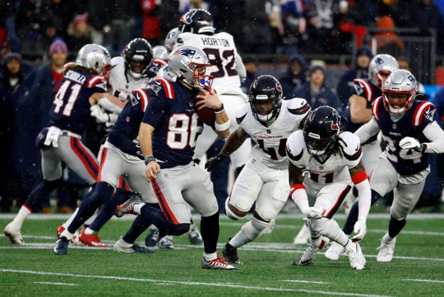 FOXBOROUGH, MA - JANUARY 18: Efton Chism III 86 of the New England Patriots returns a kick during an AFC Divisional Round game between the New England Patriots and the Houston Texans on January 18, 2026, at Gillette Stadium in Foxborough, Massachusetts. (Photo by Fred Kfoury III Icon Sportswire) NFL, American Football Herren, USA JAN 18 AFC Divisional Round Texans at Patriots EDITORIAL USE ONLY Icon482260118025