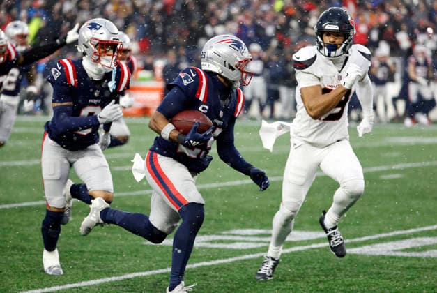 FOXBOROUGH, MA - JANUARY 18: Marcus Jones 25 of the New England Patriots returns an interception for a touchdown during an AFC Divisional Round game between the New England Patriots and the Houston Texans on January 18, 2026, at Gillette Stadium in Foxborough, Massachusetts. (Photo by Fred Kfoury III Icon Sportswire) NFL, American Football Herren, USA JAN 18 AFC Divisional Round Texans at Patriots EDITORIAL USE ONLY Icon482260118029