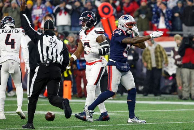 FOXBOROUGH, MA - JANUARY 18: Kayshon Boutte 9 of the New England Patriots celebrates a first down during an AFC Divisional Round game between the New England Patriots and the Houston Texans on January 18, 2026, at Gillette Stadium in Foxborough, Massachusetts. (Photo by Fred Kfoury III Icon Sportswire) NFL, American Football Herren, USA JAN 18 AFC Divisional Round Texans at Patriots EDITORIAL USE ONLY Icon482260118037