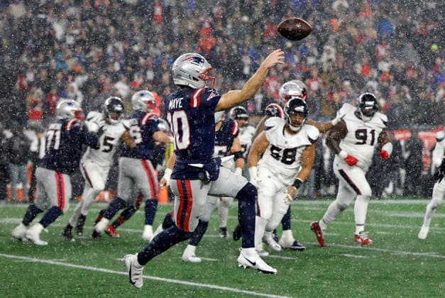 FOXBOROUGH, MA - JANUARY 18: Drake Maye 10 of the New England Patriots throws on the run during an AFC Divisional Round game between the New England Patriots and the Houston Texans on January 18, 2026, at Gillette Stadium in Foxborough, Massachusetts. (Photo by Fred Kfoury III Icon Sportswire) NFL, American Football Herren, USA JAN 18 AFC Divisional Round Texans at Patriots EDITORIAL USE ONLY Icon482260118050