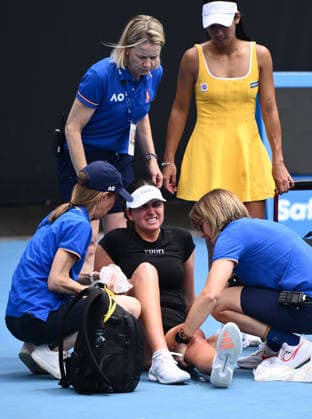 TENNIS AUSTRALIAN OPEN, Priscilla Hon of Australia (r) looks on as her opponent Marina Stakusic of Canada is assisted after retiring from the Women™s 1st round match on day 2 of the 2026 Australian Open tennis tournament at Melbourne Park in Melbourne, Monday, January 19, 2026. ( NO ARCHIVING MELBOURNE VICTORIA AUSTRALIA  Copyright: xJOELxCARRETTx 20260119146839639454
