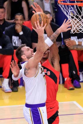 January 18, 2026, Los Angeles, California, USA: Luka Doncic 77 of the Los Angeles Lakers is blocked by Jonathan Mogbo 2 of the Toronto Raptors during a regular season NBA, Basketball Herren, USA game on Sunday January 18, 2026 at Crypto.com Arena in Los Angeles, California. JAVIER ROJAS PI Los Angeles USA - ZUMAp124 20260118_zaa_p124_005 Copyright: xJavierxRojasx
