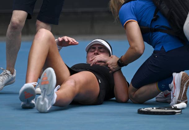 TENNIS AUSTRALIAN OPEN, Marina Stakusic of Canada is assisted before retiring from the Women™s 1st round match against Priscilla Hon of Australia on day 2 of the 2026 Australian Open tennis tournament at Melbourne Park in Melbourne, Monday, January 19, 2026. ( NO ARCHIVING MELBOURNE VICTORIA AUSTRALIA  Copyright: xJOELxCARRETTx 20260119186432306185