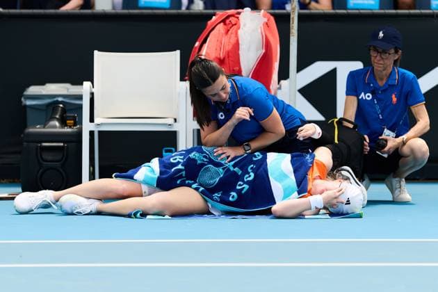 Francesca Jones of Great Britain during a medical timeout Australian Open tennis tournament, Day Two, Melbourne Park, Australia - 19 Jan 2026Melbourne Melbourne Park Victoria (VIC) Australia  Copyright: xRachelxBach Shutterstockx 16303002u