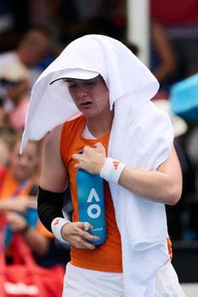 Francesca Jones of Great Britain retires hurt from her first round match against Linda Klimovicova of Poland Australian Open tennis tournament, Day Two, Melbourne Park, Australia - 19 Jan 2026Melbourne Melbourne Park Victoria (VIC) Australia  Copyright: xRachelxBach Shutterstockx 16303002aj