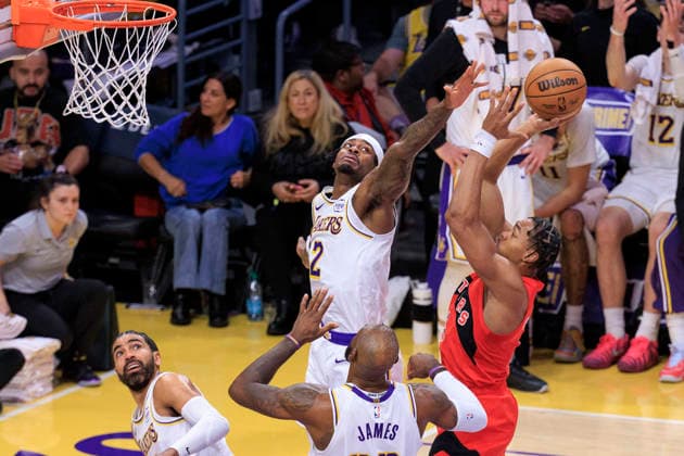 January 18, 2026, Los Angeles, California, USA: Jarred Vanderbilt 2 of the Los Angeles Lakers tries to block a shot by Brandon Ingram 3 of the Toronto Raptors during a regular season NBA, Basketball Herren, USA game on Sunday January 18, 2026 at Crypto.com Arena in Los Angeles, California. JAVIER ROJAS PI Los Angeles USA - ZUMAp124 20260118_zaa_p124_019 Copyright: xJavierxRojasx