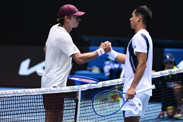 TENNIS AUSTRALIAN OPEN, Alex de Minaur of Australia (l) shakes hands with opponent Mackenzie McDonald of USA after winning the Men™s 1st round match on day 2 of the 2026 Australian Open tennis tournament at Melbourne Park in Melbourne, Monday, January 19, 2026. ( NO ARCHIVING MELBOURNE VICTORIA AUSTRALIA  Copyright: xJOELxCARRETTx 20260119178916018026