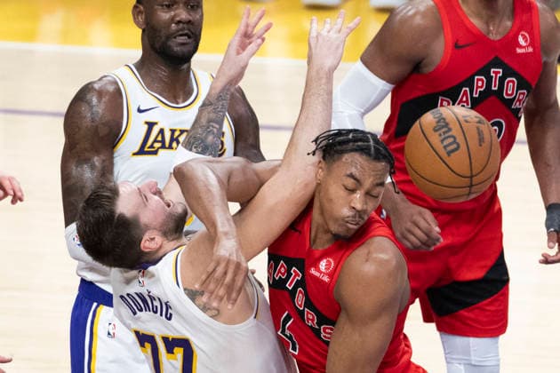 January 18, 2026, Los Angeles, California, USA: Los Angeles LakersÃ¢â‚¬â ¢ Luka DonÄÂiÄ¡ (77) and Toronto Raptors Scottie Barnes (4) vie for the ball during an NBA, Basketball Herren, USA basketball game at Crypto.com Arena on Sunday, Jan. 18, 2026 in Los Angeles. Los Angeles USA - ZUMAc68_ 20260118_zaf_c68_052 Copyright: xRingoxChiux