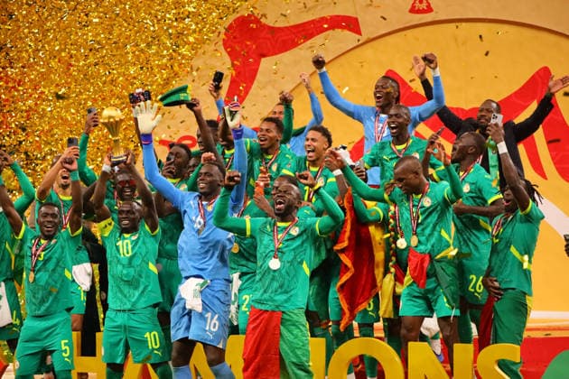 Senegal Wins Africa Cup Of Nations - Rabat Senegal s forward 10 Sadio Mane and Players of Senegal hold up the trophy as he celebrates with his teammates after winning the Africa Cup of Nations (CAN) final football match against Morocco at the Prince Moulay Abdellah Stadium in Rabat, Morocco on January 18, 2026. Photo by Kevin Ngandu Katayi ABACAPRESS.COM Rabat Morocco  Copyright: xNganduxKatayixKevin ABACAx