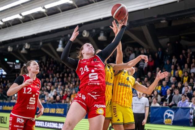 Basketball Berlin 18.01.2026 Saison 2025 2026 DBBL 1. Bundesliga Alba Berlin - GiroLive Panthers Osnabrück Lina Sontag (Osnabrück, No.24) Theresa Simon (Alba, No.03) Marie Bertholdt (Alba, No.04)