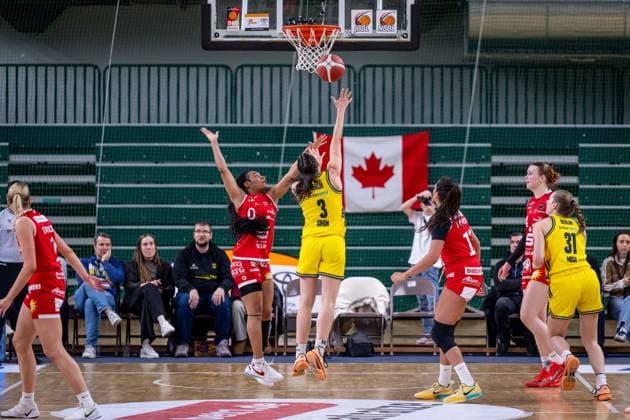 Basketball Berlin 18.01.2026 Saison 2025 2026 DBBL 1. Bundesliga Alba Berlin - GiroLive Panthers Osnabrück Theresa Simon (Alba, No.03) Taylor Valladay (Osnabrück, No.00)