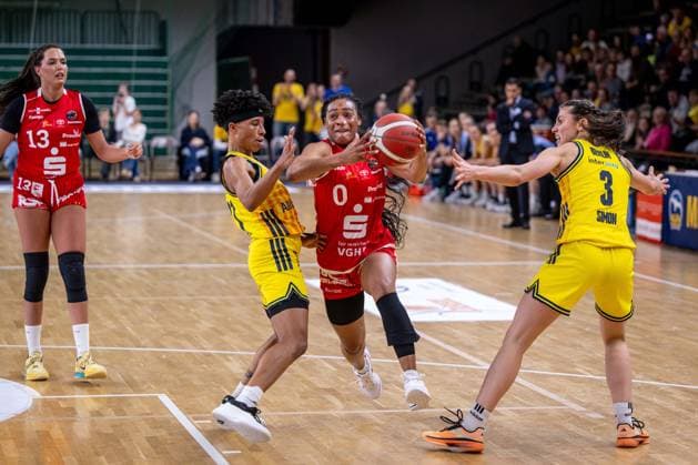 Basketball Berlin 18.01.2026 Saison 2025 2026 DBBL 1. Bundesliga Alba Berlin - GiroLive Panthers Osnabrück Taylor Valladay (Osnabrück, No.00) Deeshyra Thomas (Alba, No.21) Theresa Simon (Alba, No.03)