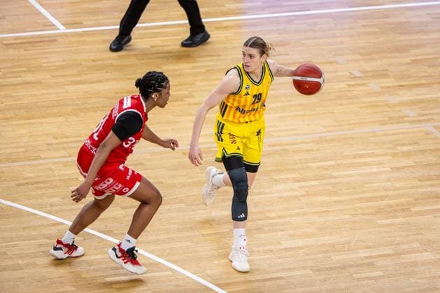 Basketball Berlin 18.01.2026 Saison 2025 2026 DBBL 1. Bundesliga Alba Berlin - GiroLive Panthers Osnabrück Alina Hartmann (Alba, No.29) Oceane Monpierre (Osnabrück, No.31)