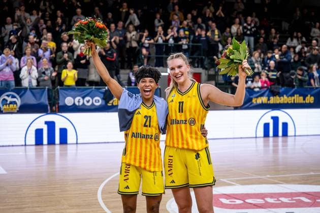 Basketball Berlin 18.01.2026 Saison 2025 2026 DBBL 1. Bundesliga Alba Berlin - GiroLive Panthers Osnabrück 100 Bundesligaspiele für Alba Nina Rosemeyer (Alba, No.11) Deeshyra Thomas (Alba, No.21)