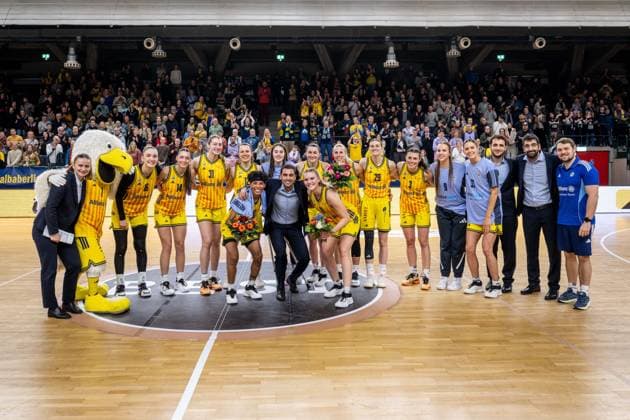 Basketball Berlin 18.01.2026 Saison 2025 2026 DBBL 1. Bundesliga Alba Berlin - GiroLive Panthers Osnabrück 100 Bundesligaspiele für Alba Nina Rosemeyer (Alba, No.11) Deeshyra Thomas (Alba, No.21) Cristo Cabrera (Alba, Trainer) Team Alba
