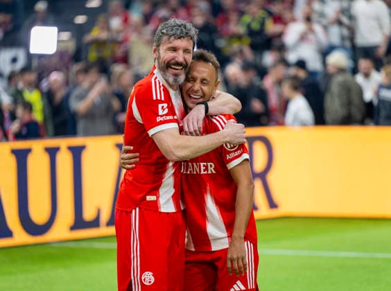 18.01.2026, Fussball, der FC Bayern München Legends-CUP, im SAP-Garden München. v.li: Mark van Bommel umarmt seinen Mannschaftskameraden Rafinha (beide FC Bayern) *** 18 01 2026, Football, the FC Bayern Munich Legends CUP, at the SAP Garden Munich v li Mark van Bommel hugs his teammate Rafinha both FC Bayern