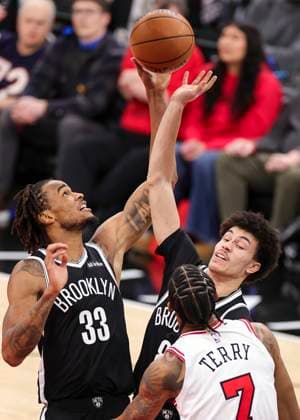 (260119) -- CHICAGO, Jan. 19, 2026 -- Brooklyn Nets Nic Claxton (L) and Nolan Traore (C) battle for a rebound during the 2025-2026 NBA, Basketball Herren, USA regular season basketball game between Brooklyn Nets and Chicago Bulls at United Center in Chicago, the United States, Jan. 18, 2026. (Photo by Xinhua) (SP)U.S.-CHICAGO-BASKETBALL-NBA-NETS VS BULLS JoelxLerner 