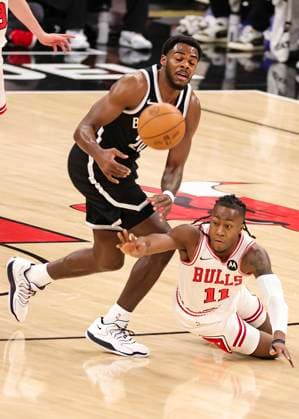 (260119) -- CHICAGO, Jan. 19, 2026 -- Brooklyn Nets Day ron Sharpe (L) and Chicago Bulls Ayo Dosunmu vie for a loose ball during the 2025-2026 NBA, Basketball Herren, USA regular season basketball game between Brooklyn Nets and Chicago Bulls at United Center in Chicago, the United States, Jan. 18, 2026. (Photo by Xinhua) (SP)U.S.-CHICAGO-BASKETBALL-NBA-NETS VS BULLS JoelxLerner 