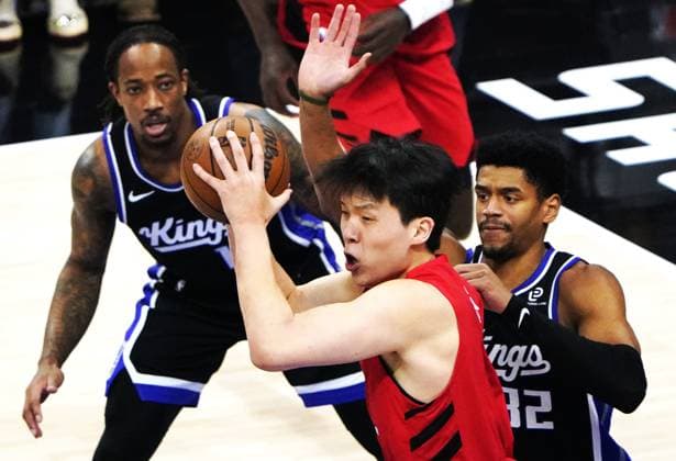 (260119) -- SACRAMENTO, Jan. 19, 2026 -- Portland Trail Blazers Yang Hansen (front) competes during the 2025-2026 NBA, Basketball Herren, USA regular season basketball game between Portland Trail Blazers and Sacramento Kings in Sacramento, the United States, Jan. 18, 2026. ) (SP)U.S.-SACRAMENTO-BASKETBALL-NBA-BLAZERS VS KINGS WuxXiaoling 