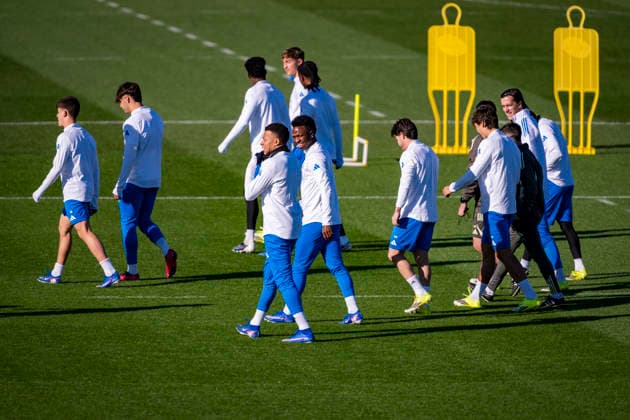 Real Madrid C.F. Training Session And press conference, PK, Pressekonferenz - UEFA Champions League 2025 26 League Phase MD7 Vinicius Junior of Real Madrid (R) talks to Kylian Mbappe of Real Madrid (L) during the Training Session and Press Conference ahead of the UEFA Champions League 2024 25 match against AS Monaco at Ciudad Real Madrid on January 19, 2026 in Madrid, Spain. Valdebebas Ciudad Real Madrid Madrid Spain Copyright: xAlbertoxGardinx AGardin_20260119_Foot_Champ_ReaMad_Press_0423