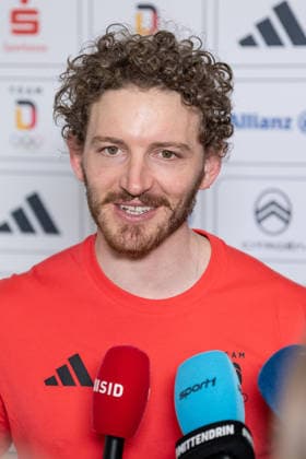Linus Strasser (DOSB-Olympiakader Deutscher Ski Verband DSV, Ski Alpin, TSV 1860 Muenchen) lachend beim Interview Portrait Portraet GER, DOSB Olympia-Einkleidung Team Deutschland, Mailand Cortina 2026, 19.01.2026. GER, DOSB Olympia-Einkleidung Team Deutschland, Mailand Cortina 2026, 19.01.2026. Muenchen *** Linus Strasser DOSB Olympic squad German Ski Association DSV, Alpine Skiing, TSV 1860 Munich laughing during the interview Portrait Portrait GER, DOSB Olympia Einkleidung Team Deutschland, Mailand Cortina 2026, 19 01 2026 GER, DOSB Olympia Einkleidung Team Deutschland, Mailand Cortina 2026, 19 01 2026 Munich Copyright: xEibner-Pressefoto FranzxFeinerx EP_HFR