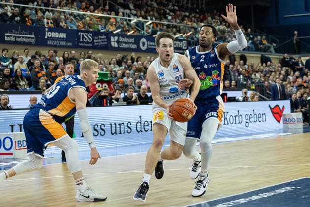Spencer Reaves (SYNTAINICS MBC, 31) im zweikampf mit Jordan Bowden (ROSTOCK SEAWOLVES, 02) GER, Rostock Seawolves vs. SYNTAINICS MBC, easycredit BBL, Basketball, Bundesliga, 16. Spieltag, Spielzeit 2025 2026, 18.01.2026. GER, Rostock Seawolves vs. SYNTAINICS MBC, easycredit BBL, Basketball, Bundesliga, 16. Spieltag, Spielzeit 2025 2026, 18.01.2026 Rostock Copyright: xEibner-Pressefoto DenverxEhrlichx EP_DEH