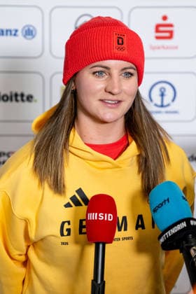 Ramona Hofmeister (DOSB-Olympiakader Snowboard-Verband Deutschland SVD, Snowboard Race, WSV Bischofswiesen) beim Interview Portrait Portraet GER, DOSB Olympia-Einkleidung Team Deutschland, Mailand Cortina 2026, 19.01.2026. GER, DOSB Olympia-Einkleidung Team Deutschland, Mailand Cortina 2026, 19.01.2026. Muenchen *** Ramona Hofmeister DOSB Olympic Squad Snowboard Association Germany SVD, Snowboard Race, WSV Bischofswiesen at the interview Portrait Portrait GER, DOSB Olympic Dressing Team Germany, Milan Cortina 2026, 19 01 2026 GER, DOSB Olympic Dressing Team Germany, Milan Cortina 2026, 19 01 2026 Munich Copyright: xEibner-Pressefoto FranzxFeinerx EP_HFR