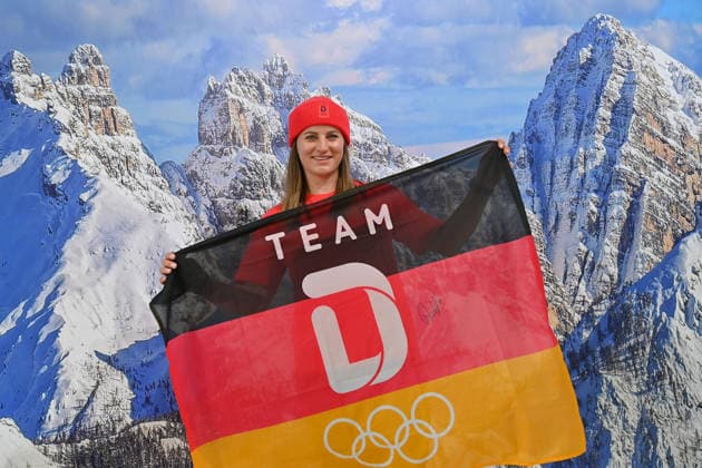 Ramona HOFMEISTER (GER),Snowboard, mit Team D Fahne,Flagge schwarz rot gold vor Alpenkulisse,Dolomiten. Einzelbild,angeschnittenes Einzelmotiv, Halbfigur,halbe Figur. Einkleidung der Deutschen Olympiamannschaft, Einkleidung Team Deutschland fuer die Winterspiele 2026 in Mailand und Cortina am 19.01.2026, *** Ramona HOFMEISTER GER ,Snowboard, with Team D flag,flag black red gold in front of alpine scenery,Dolomites single picture,cropped single motif, half figure,half figure Dressing of the German Olympic Team, Dressing Team Germany for the Winter Games 2026 in Milan and Cortina on 19 01 2026,