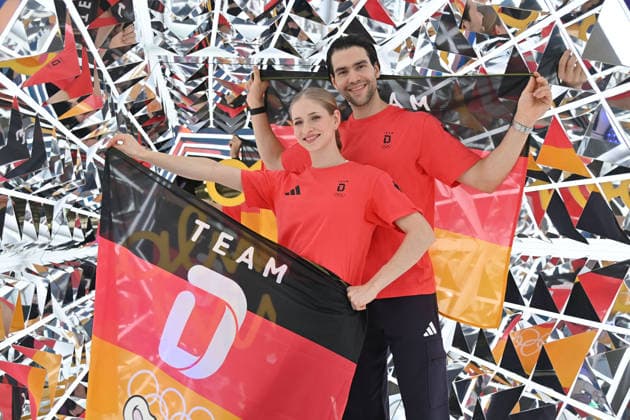 Minerva Fabienne Hase und Nikita Volodin (GER), Eiskunstlauf,Paarlauf.Paarlaeufer mit Team D Flagge,Fahne, schwarz rot gold. Einkleidung Team Deutschland fuer die Winterspiele 2026 in Mailand und Cortina am 19.01.2026, *** Minerva Fabienne Hase and Nikita Volodin GER , Figure Skating,Pair Skating Pair Skaters with Team D Flag,Flag, black red gold Dressing Team Germany for the Winter Games 2026 in Milan and Cortina on 19 01 2026,