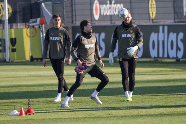 19.01.2026, xgrfx, Fussball UEFA Champions League, Borussia Dortmund - Training v.l. Gregor Kobel (Borussia Dortmund) (DFL DFB REGULATIONS PROHIBIT ANY USE OF PHOTOGRAPHS as IMAGE SEQUENCES and or QUASI-VIDEO) Dortmund