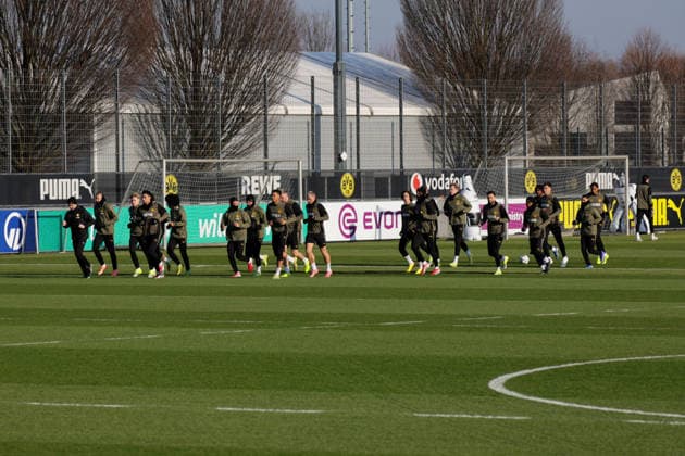 19.01.2026, xgrfx, Fussball UEFA Champions League, Borussia Dortmund - Training v.l. Die Mannschaft beim Abschlusstraining vor dem Spiel gegen Tottenham Hotspur in der UEFA Champions League. (Borussia Dortmund) (DFL DFB REGULATIONS PROHIBIT ANY USE OF PHOTOGRAPHS as IMAGE SEQUENCES and or QUASI-VIDEO) Dortmund