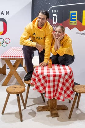 Minerva Fabienne Hase (DOSB-Olympiakader Deutsche Eislauf Union DEU, Paarlaufen) und Nikita Volodin (DOSB-Olympiakader Deutsche Eislauf Union DEU, Paarlaufen) bei der Praesentation von Produkten des Sponsors EDEKA Netto GER, DOSB Olympia-Einkleidung Team Deutschland, Mailand Cortina 2026, 19.01.2026. GER, DOSB Olympia-Einkleidung Team Deutschland, Mailand Cortina 2026, 19.01.2026. Muenchen *** Minerva Fabienne Hase DOSB Olympic squad German Ice Skating Union DEU, pair skating and Nikita Volodin DOSB Olympic squad German Ice Skating Union DEU, pair skating at the presentation of products of the sponsor EDEKA Netto GER, DOSB Olympic Dressing Team Germany, Milan Cortina 2026, 19 01 2026 GER, DOSB Olympic Dressing Team Germany, Milan Cortina 2026, 19 01 2026 Munich Copyright: xEibner-Pressefoto FranzxFeinerx EP_HFR