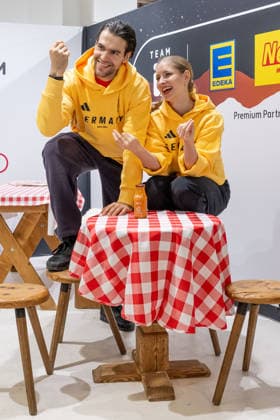 Minerva Fabienne Hase (DOSB-Olympiakader Deutsche Eislauf Union DEU, Paarlaufen) und Nikita Volodin (DOSB-Olympiakader Deutsche Eislauf Union DEU, Paarlaufen) bei der Praesentation von Produkten des Sponsors EDEKA Netto GER, DOSB Olympia-Einkleidung Team Deutschland, Mailand Cortina 2026, 19.01.2026. GER, DOSB Olympia-Einkleidung Team Deutschland, Mailand Cortina 2026, 19.01.2026. Muenchen *** Minerva Fabienne Hase DOSB Olympic squad German Ice Skating Union DEU, pair skating and Nikita Volodin DOSB Olympic squad German Ice Skating Union DEU, pair skating at the presentation of products of the sponsor EDEKA Netto GER, DOSB Olympic Dressing Team Germany, Milan Cortina 2026, 19 01 2026 GER, DOSB Olympic Dressing Team Germany, Milan Cortina 2026, 19 01 2026 Munich Copyright: xEibner-Pressefoto FranzxFeinerx EP_HFR