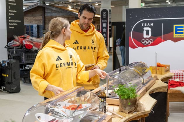 Minerva Fabienne Hase (DOSB-Olympiakader Deutsche Eislauf Union DEU, Paarlaufen) und Nikita Volodin (DOSB-Olympiakader Deutsche Eislauf Union DEU, Paarlaufen) bei der Praesentation von Produkten des Sponsors EDEKA Netto GER, DOSB Olympia-Einkleidung Team Deutschland, Mailand Cortina 2026, 19.01.2026. GER, DOSB Olympia-Einkleidung Team Deutschland, Mailand Cortina 2026, 19.01.2026. Muenchen *** Minerva Fabienne Hase DOSB Olympic squad German Ice Skating Union DEU, pair skating and Nikita Volodin DOSB Olympic squad German Ice Skating Union DEU, pair skating at the presentation of products of the sponsor EDEKA Netto GER, DOSB Olympic Dressing Team Germany, Milan Cortina 2026, 19 01 2026 GER, DOSB Olympic Dressing Team Germany, Milan Cortina 2026, 19 01 2026 Munich Copyright: xEibner-Pressefoto FranzxFeinerx EP_HFR