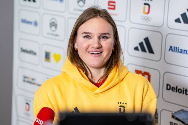 Emma Aicher (DOSB-Olympiakader Deutscher Ski Verband DSV, Ski Alpin, SC Mahlstetten) laechelnd beim Interview Portrait Portraet GER, DOSB Olympia-Einkleidung Team Deutschland, Mailand Cortina 2026, 19.01.2026. GER, DOSB Olympia-Einkleidung Team Deutschland, Mailand Cortina 2026, 19.01.2026. Muenchen *** Emma Aicher DOSB Olympic Squad German Ski Association DSV, Alpine Skiing, SC Mahlstetten smiling during the interview Portrait Portrait GER, DOSB Olympic Dressing Team Germany, Milan Cortina 2026, 19 01 2026 GER, DOSB Olympic Dressing Team Germany, Milan Cortina 2026, 19 01 2026 Munich Copyright: xEibner-Pressefoto FranzxFeinerx EP_HFR