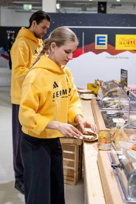 Minerva Fabienne Hase (DOSB-Olympiakader Deutsche Eislauf Union DEU, Paarlaufen) und Nikita Volodin (DOSB-Olympiakader Deutsche Eislauf Union DEU, Paarlaufen) bei der Praesentation von Produkten des Sponsors EDEKA Netto GER, DOSB Olympia-Einkleidung Team Deutschland, Mailand Cortina 2026, 19.01.2026. GER, DOSB Olympia-Einkleidung Team Deutschland, Mailand Cortina 2026, 19.01.2026. Muenchen *** Minerva Fabienne Hase DOSB Olympic squad German Ice Skating Union DEU, pair skating and Nikita Volodin DOSB Olympic squad German Ice Skating Union DEU, pair skating at the presentation of products of the sponsor EDEKA Netto GER, DOSB Olympic Dressing Team Germany, Milan Cortina 2026, 19 01 2026 GER, DOSB Olympic Dressing Team Germany, Milan Cortina 2026, 19 01 2026 Munich Copyright: xEibner-Pressefoto FranzxFeinerx EP_HFR