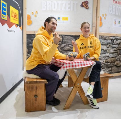 Minerva Fabienne Hase (DOSB-Olympiakader Deutsche Eislauf Union DEU, Paarlaufen) und Nikita Volodin (DOSB-Olympiakader Deutsche Eislauf Union DEU, Paarlaufen) bei der Praesentation von Produkten des Sponsors EDEKA Netto GER, DOSB Olympia-Einkleidung Team Deutschland, Mailand Cortina 2026, 19.01.2026. GER, DOSB Olympia-Einkleidung Team Deutschland, Mailand Cortina 2026, 19.01.2026. Muenchen *** Minerva Fabienne Hase DOSB Olympic squad German Ice Skating Union DEU, pair skating and Nikita Volodin DOSB Olympic squad German Ice Skating Union DEU, pair skating at the presentation of products of the sponsor EDEKA Netto GER, DOSB Olympic Dressing Team Germany, Milan Cortina 2026, 19 01 2026 GER, DOSB Olympic Dressing Team Germany, Milan Cortina 2026, 19 01 2026 Munich Copyright: xEibner-Pressefoto FranzxFeinerx EP_HFR