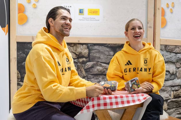 Minerva Fabienne Hase (DOSB-Olympiakader Deutsche Eislauf Union DEU, Paarlaufen) und Nikita Volodin (DOSB-Olympiakader Deutsche Eislauf Union DEU, Paarlaufen) bei der Praesentation von Produkten des Sponsors EDEKA Netto GER, DOSB Olympia-Einkleidung Team Deutschland, Mailand Cortina 2026, 19.01.2026. GER, DOSB Olympia-Einkleidung Team Deutschland, Mailand Cortina 2026, 19.01.2026. Muenchen *** Minerva Fabienne Hase DOSB Olympic squad German Ice Skating Union DEU, pair skating and Nikita Volodin DOSB Olympic squad German Ice Skating Union DEU, pair skating at the presentation of products of the sponsor EDEKA Netto GER, DOSB Olympic Dressing Team Germany, Milan Cortina 2026, 19 01 2026 GER, DOSB Olympic Dressing Team Germany, Milan Cortina 2026, 19 01 2026 Munich Copyright: xEibner-Pressefoto FranzxFeinerx EP_HFR