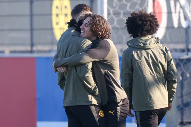 Dortmund, Deutschland 19. Januar 2026: Champions League - 2025 2026 - Borussia Dortmund Abschlusstraining Im Bild: v.li. der Zweite Fabio Silva (BVB) umarmt Nico Schlotterbeck (BVB) beim Abschlusstraining in Dortmund vor dem UCL Spiel gegen Tottenham Hotspur in London Trainingsgelände Hohenbuschei Nordrhein Westfalen Copyright: xFotostandx xFantinix