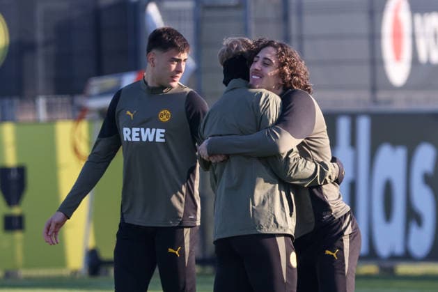 Dortmund, Deutschland 19. Januar 2026: Champions League - 2025 2026 - Borussia Dortmund Abschlusstraining Im Bild: v.li. der Dritte Fabio Silva (BVB) umarmt Julian Brandt (BVB) beim Abschlusstraining in Dortmund vor dem UCL Spiel gegen Tottenham Hotspur in London, dahinter Aaron Anselmino (BVB) Trainingsgelände Hohenbuschei Nordrhein Westfalen Copyright: xFotostandx xFantinix