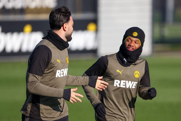 Dortmund, Deutschland 19. Januar 2026: Champions League - 2025 2026 - Borussia Dortmund Abschlusstraining Im Bild: v.li. Ramy Bensebaini (BVB) und Julien Duranville (BVB) beim Abschlusstraining in Dortmund vor dem UCL Spiel gegen Tottenham Hotspur in London Trainingsgelände Hohenbuschei Nordrhein Westfalen Copyright: xFotostandx xFantinix