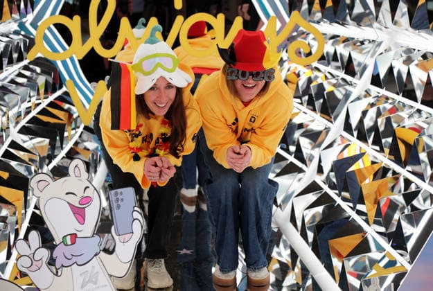 Einkleidung Team Deutschland Olympische Winterspiele, Olympia Hier im Bild Kira Weidle-Winkelmann (li.) mit Emma Aicher (GER) (re.) verkleidet in der Abfahrtsposition *** Dressing up Team Germany Olympic Winter Games, Olympia Here in the picture Kira Weidle Winkelmann left with Emma Aicher GER right dressed up in the downhill position