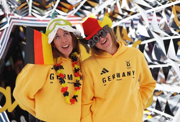 Einkleidung Team Deutschland Olympische Winterspiele, Olympia Hier im Bild Kira Weidle-Winkelmann (li.) mit Emma Aicher (GER) (re.) verkleidet, Deutschland Fahne *** Dressing up Team Germany Olympic Winter Games, Olympia Here in the picture Kira Weidle Winkelmann left with Emma Aicher GER right dressed up, Germany flag