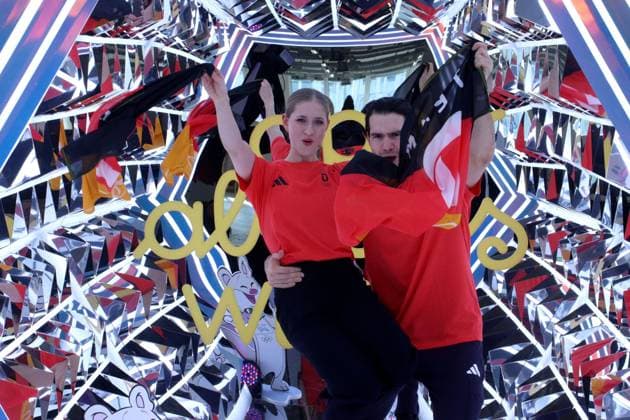 MUENCHEN, GERMANY- JANUARY 19: Waving the german Flag, Minerva Hase and Nikita Volodin Figure skating, Eiskunstlauf at the Team Germany kit fitting for the Milano Cortina 2026 Olympic Games, Olympische Spiele, Olympia, OS on January 19, 2026 in Munich, Germany. Bavaria Germany Copyright: xPhotographer:xNilsxKoepkex
