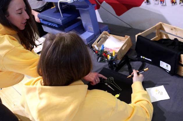 MUENCHEN, GERMANY- JANUARY 19: Emma Aicher (Alpine skiing) painting her Edeka Bag and Kira Weidle-Winkelmann (Alpine skiing, left) tell her how to do it, at the Team Germany kit fitting for the Milano Cortina 2026 Olympic Games, Olympische Spiele, Olympia, OS on January 19, 2026 in Munich, Germany. Bavaria Germany Copyright: xPhotographer:xNilsxKoepkex