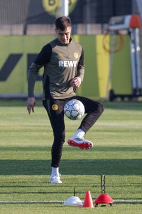 19.01.2026, xgrfx, Fussball UEFA Champions League, Borussia Dortmund - Training v.l. Aaron Anselmino (Borussia Dortmund) (DFL DFB REGULATIONS PROHIBIT ANY USE OF PHOTOGRAPHS as IMAGE SEQUENCES and or QUASI-VIDEO) Dortmund