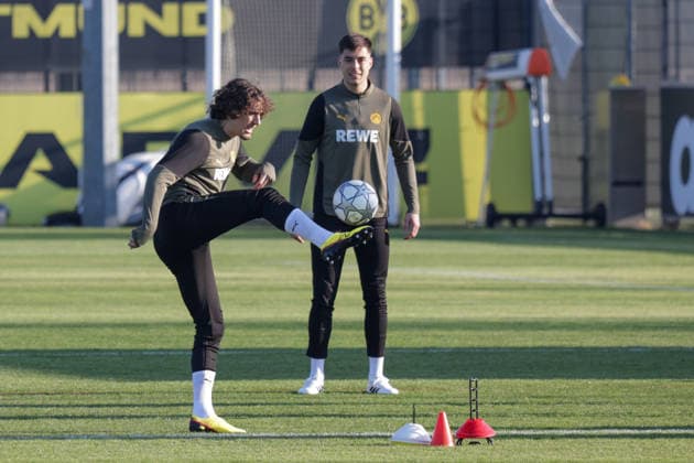 19.01.2026, xgrfx, Fussball UEFA Champions League, Borussia Dortmund - Training v.l. Fabio Silva, Aaron Anselmino (Borussia Dortmund) (DFL DFB REGULATIONS PROHIBIT ANY USE OF PHOTOGRAPHS as IMAGE SEQUENCES and or QUASI-VIDEO) Dortmund